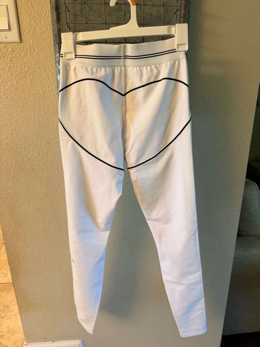 ALO Yoga Airbrush White/Black Heart Throb SET - Picture 5 of 15